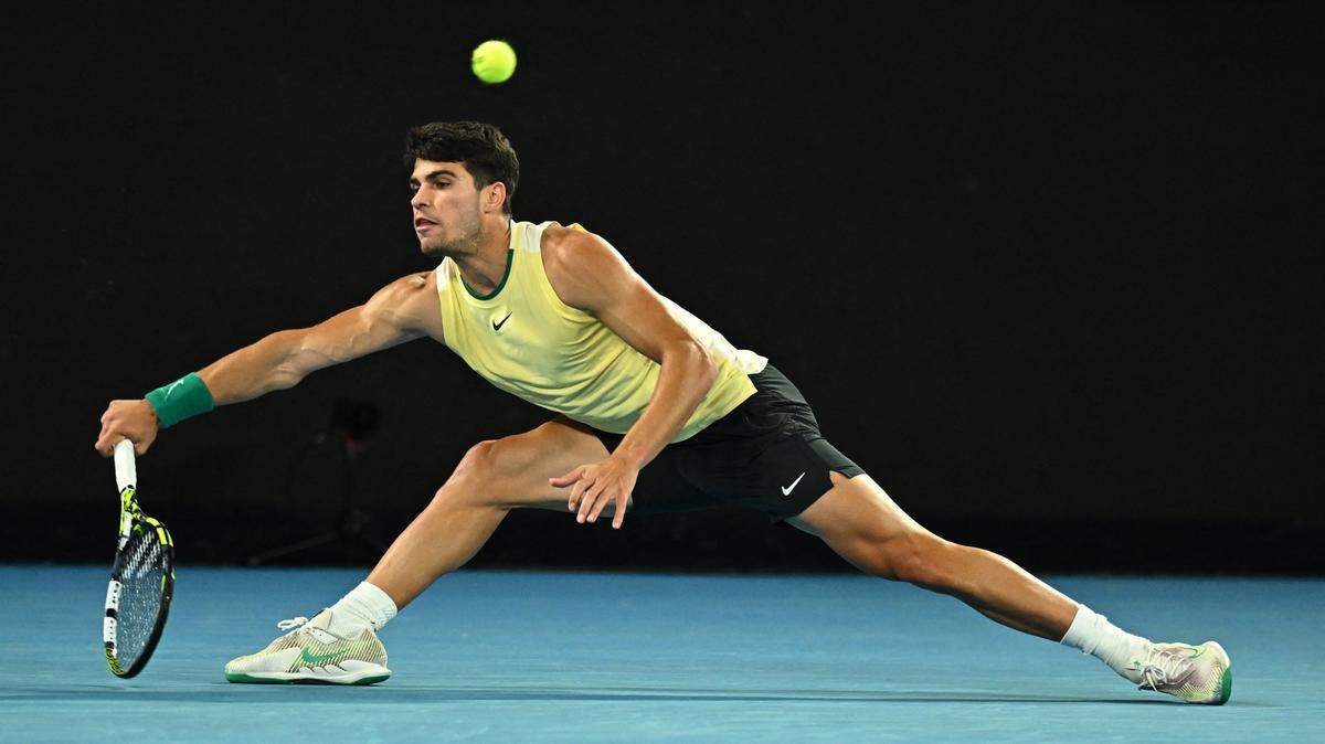 Carlos Alcaraz eliminó a Miomir Kecmanovic 6-4, 6-4, 6-0 en un duelo que duró dos horas, el lunes en el Rod Laver Arena de Melbourne, Australia.