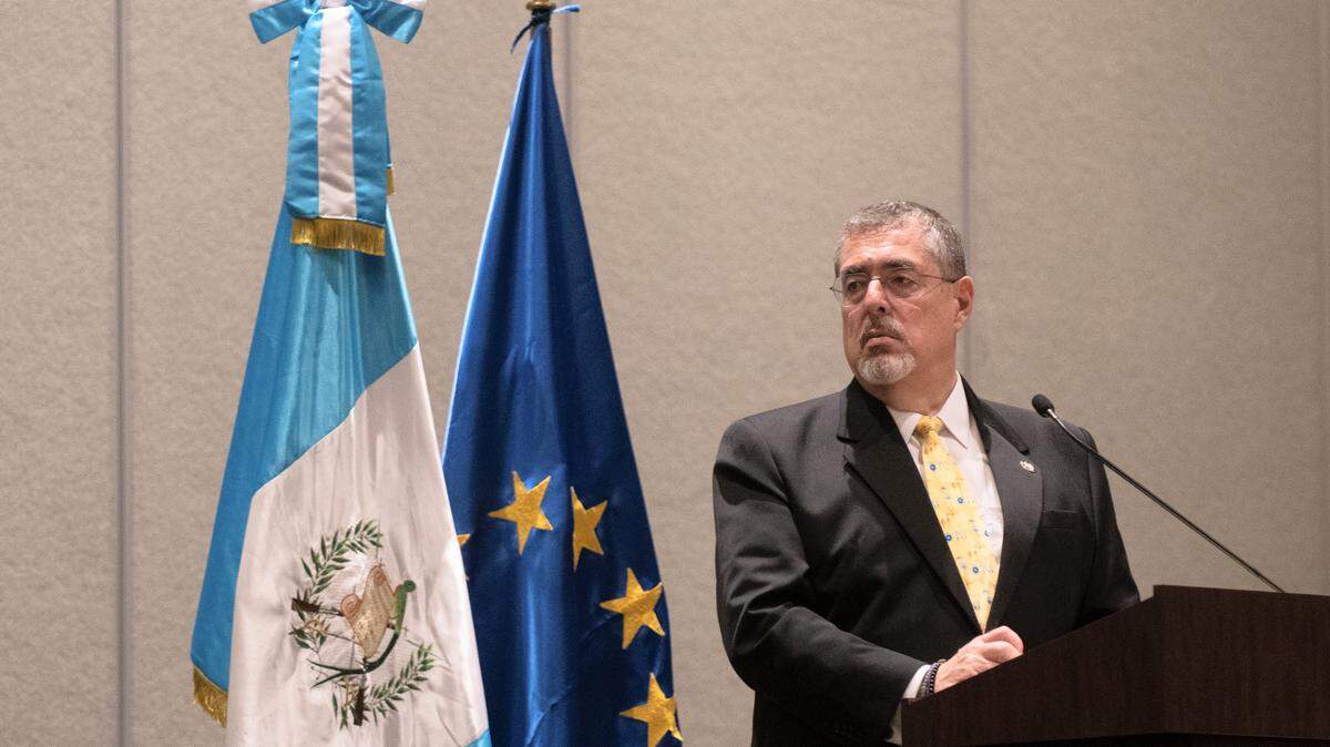 El presidente electo de Guatemala, Bernardo Arévalo, da una conferencia de prensa para hablar de la toma de posesión, en Ciudad de Guatemala, el sábado 13 de enero de 2024.