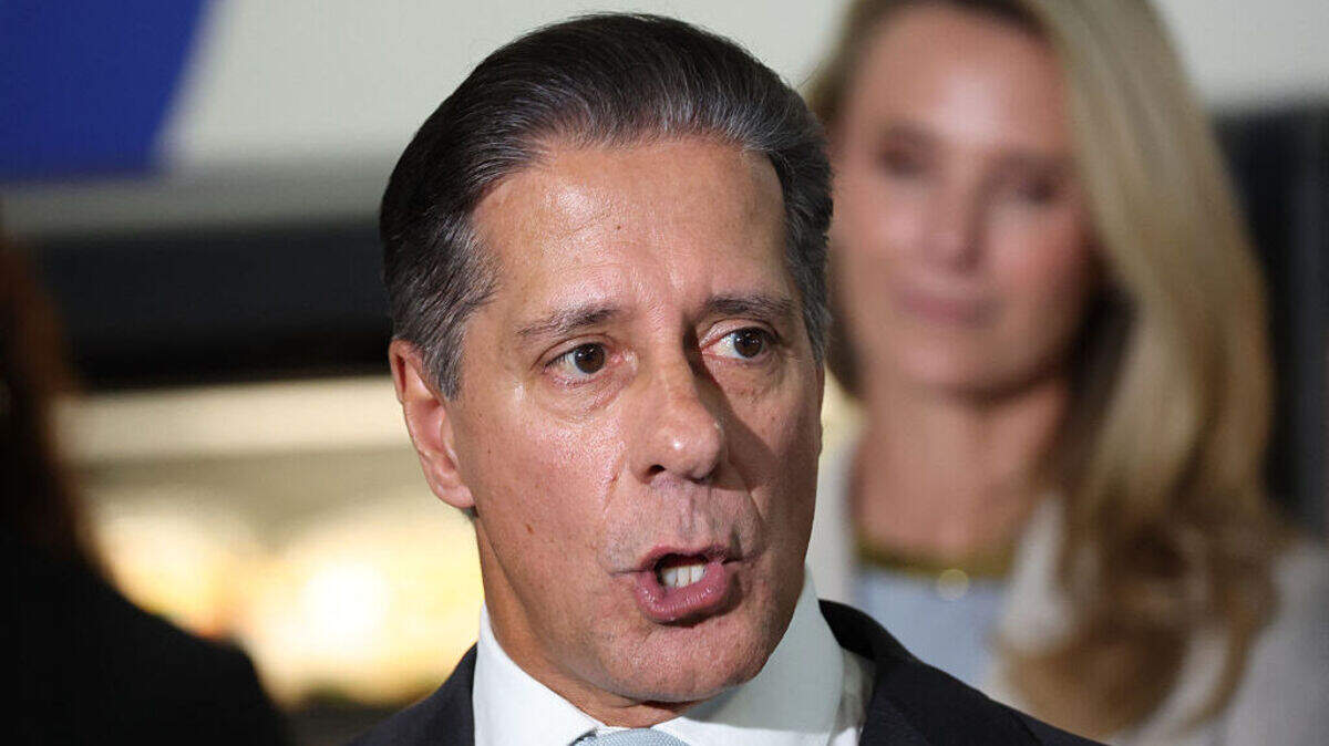 El superintendente del Distrito Escolar Unificado de Los Ángeles (LAUSD), Alberto Carvalho, ofrece una conferencia de prensa en Los Ángeles, el 8 de octubre de 2025.