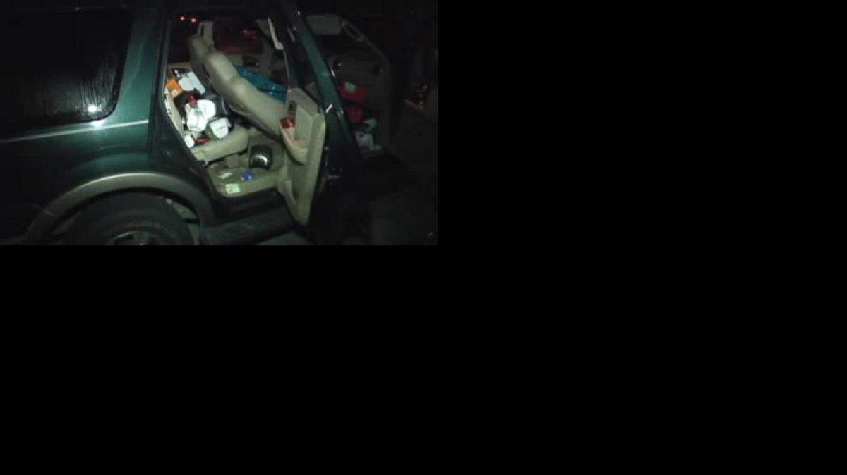 La policía arrestó a un hombre que robaba objetos de dentro de automóviles.