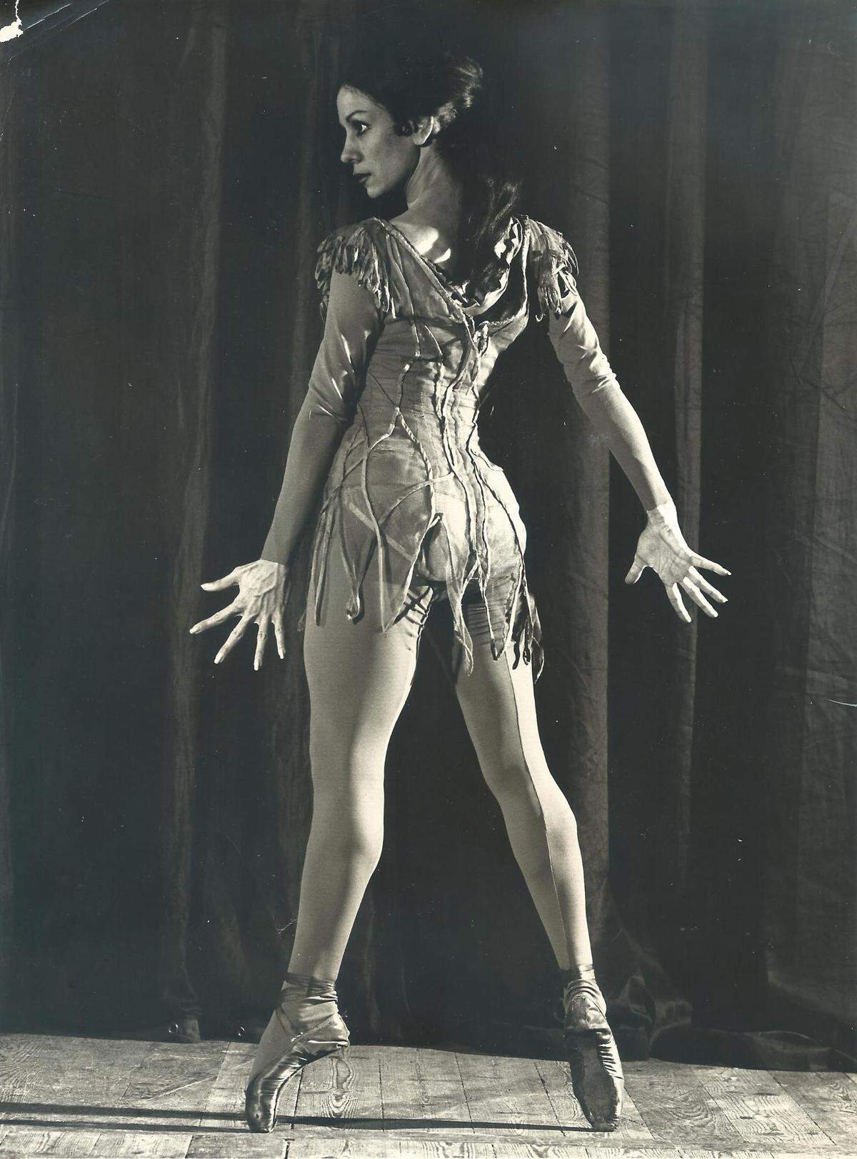 Sonia Calero en “El Güije” (1967), coreografía de Alberto Alonso. 