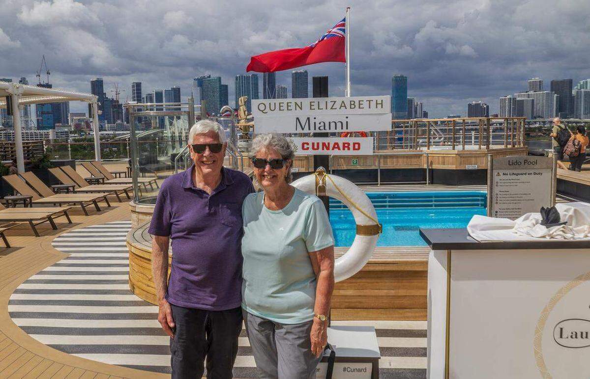 Los pasajeros Jenny y Robert Beard, de Australia, en la cubierta de la piscina del Queen Elizabeth mientras el barco atracaba en el Puerto de Miami el jueves 16 de octubre de 2025.