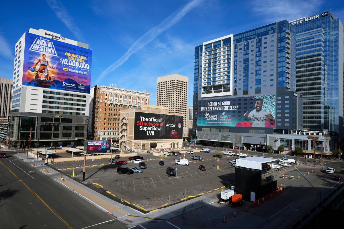 Anuncios en edificios y vallas electrónicas previo al Super Bowl LVII de la NFL en Phoenix, el 3 de febrero de 2023. (Foto AP/Ross D. Franklin)