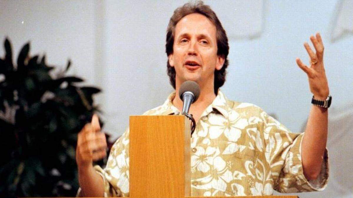 El pastor Robert Coy, dirigiendo un servicio en Calvary Chapel en Pompano Beach, en abril de 1996. 
