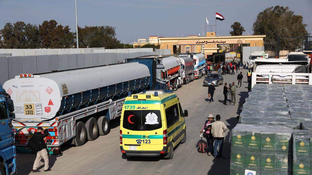 Camiones de ayuda humanitaria esperan para cruzar el punto fronterizo de Rafah, Egipto, hacia la Franja de Gaza, el domingo 19 de enero de 2025.