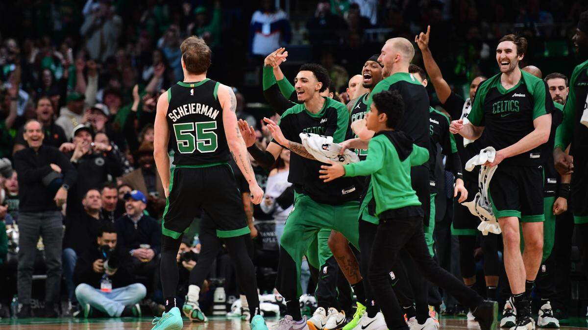 Los legendarios Celtics de Boston de la NBA serán vendidos al jefe de una empresa dedicada a capitales de riesgo de California por $6,100 millones, un precio récord para una franquicia del deporte estadounidense.
