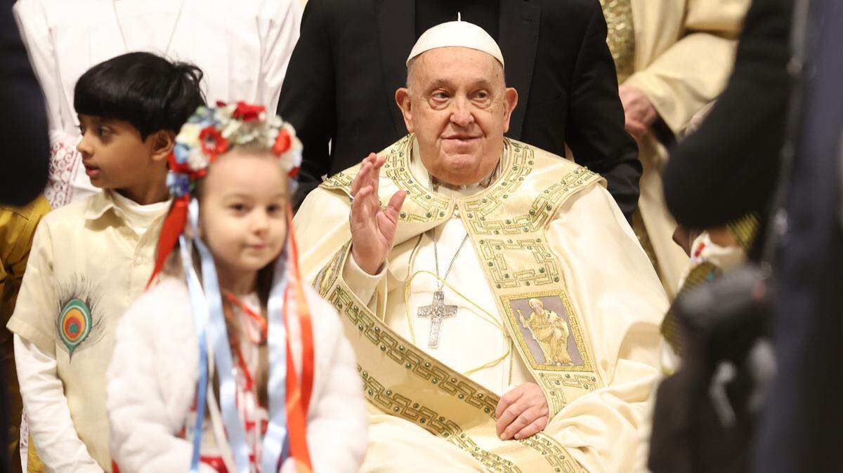El Papa Francisco, en silla de ruedas, bendice y saluda a los fieles al final en la Basílica de San Pedro para el Jubileo 2025, como parte de la celebración de la Misa de Navidad ante miles de fieles, en la Basílica de San Pedro Ciudad del Vaticano, el martes 24 de diciembre de 2024.