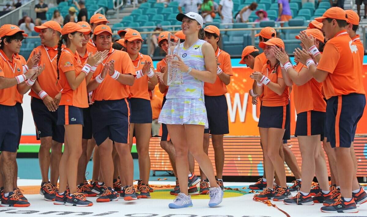 Iga Swiatek tuvo un digno final a su travesía hacia el número uno del tenis femenino. La polaca derrotó a Naomi Osaka 6-4, 6-0 en la final femenil del Abierto de Miami y extendió su racha ganadora a 17 partidos.