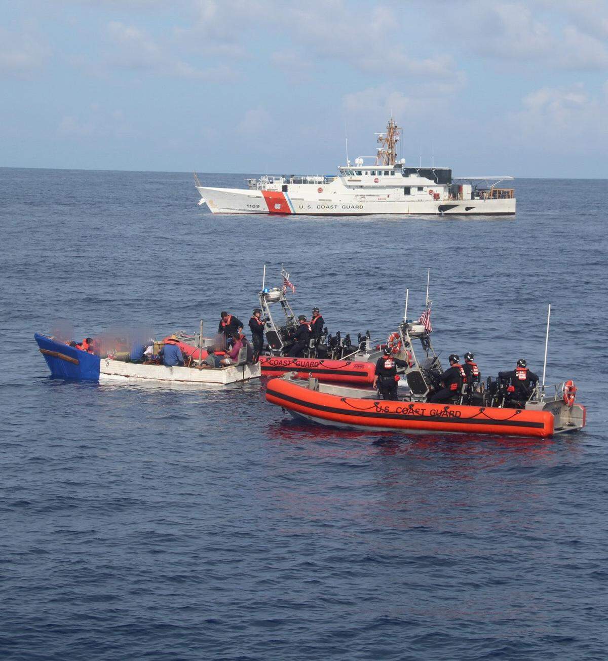 Gaurdacostas de EEUU interceptaron a 20 cubanos y dos perros al sur de Cayo Hueso, Florida, el 30 de diciembre de 2024.