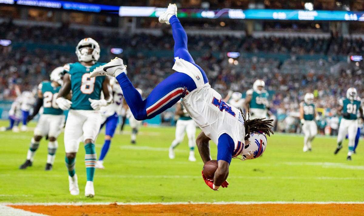 El running back de Buffalo Bills James Cook celebra tras anotar un touchdown en la primera mitad del partido ante los Dolphins, celebrado el 12 de septiembre de 2024 en el Hard Rock Stadium en Miami Gardens, Florida.