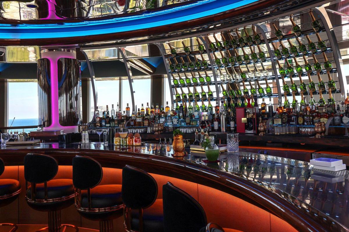 El área del bar de Pier 66 cuenta con un llamativo punto focal, elaborado con madera reciclada y adornado con brillantes estantes de vidrio que exhiben una impresionante selección de licores locales e internacionales.