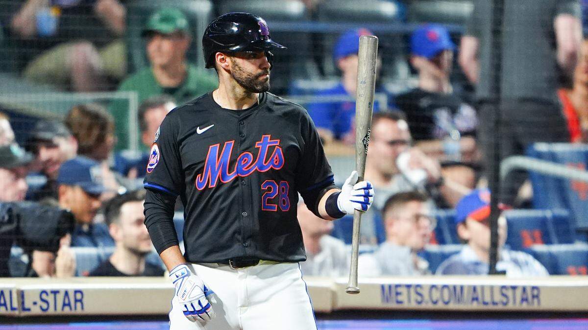 El bateador designado de los Mets JD Martínez batea en el primer inning del partido contra los Padres de San Diego, celebrado el 14 de julio de 2024 en Nueva York.