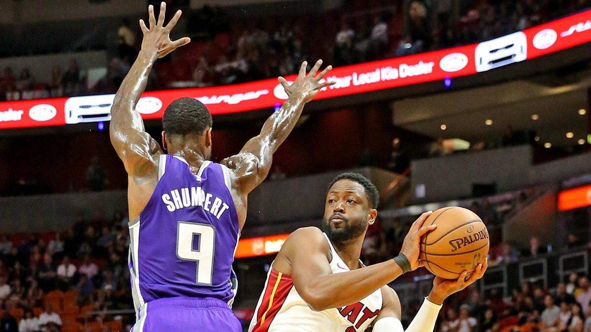 El escolta del Heat Dwyane Wade (der.) pasa la bola ante la marca de Iman Shumpert, de los Kings, en el primer cuarto del partido celebrado el 29 de octubre de 2018 en Miami.