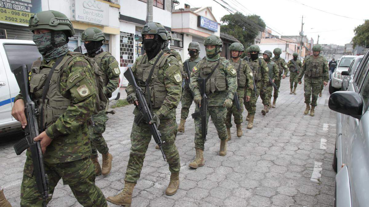 Fuerzas militares son movilizadas en Quito, Ecuador, el 9 de enero de 2024. Daniel Noboa cumple este sábado su primer año de mandato, un periodo marcado por múltiples crisis como la violencia del crimen organizado contra la que el presidente declaró el conflicto armado interno.