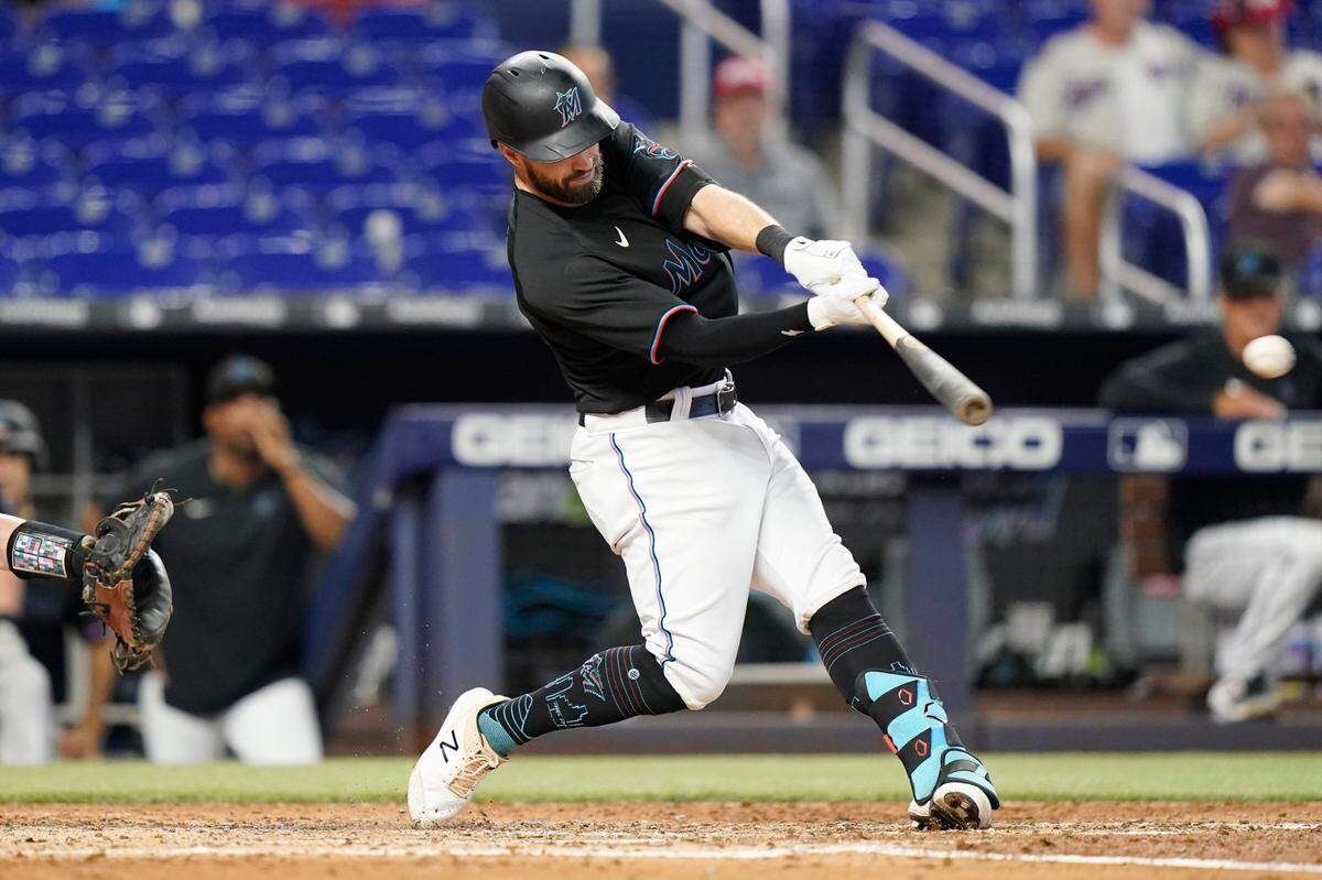 El jardinero de los Marlins Jon Berti batea un hit en el quinto inning del partido ante los Rangers de Texas, celebrado el 12 de septiembre de 2022 en Miami.