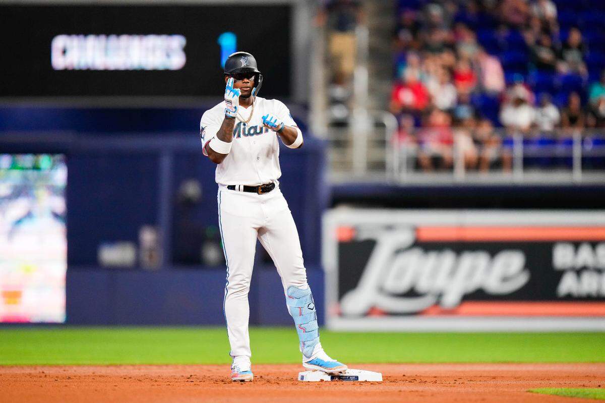 El jardinero de los Marlins Jorge Soler celebra tras pegar un doble en el primer inning del partido ante los Cardenales de San Luis, celebrado el 4 de julio de 2023 en Miami.