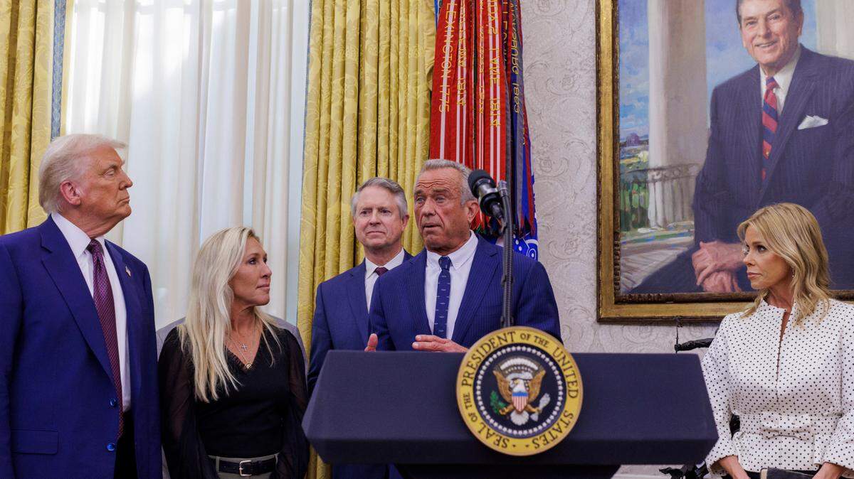 Robert F. Kennedy Jr. habla (centro) habla después de prestar juramento como secretario de Salud en la Casa Blanca frente al presidente Donald Trump, el 13 de febrero de 2025 en Washington, DC.