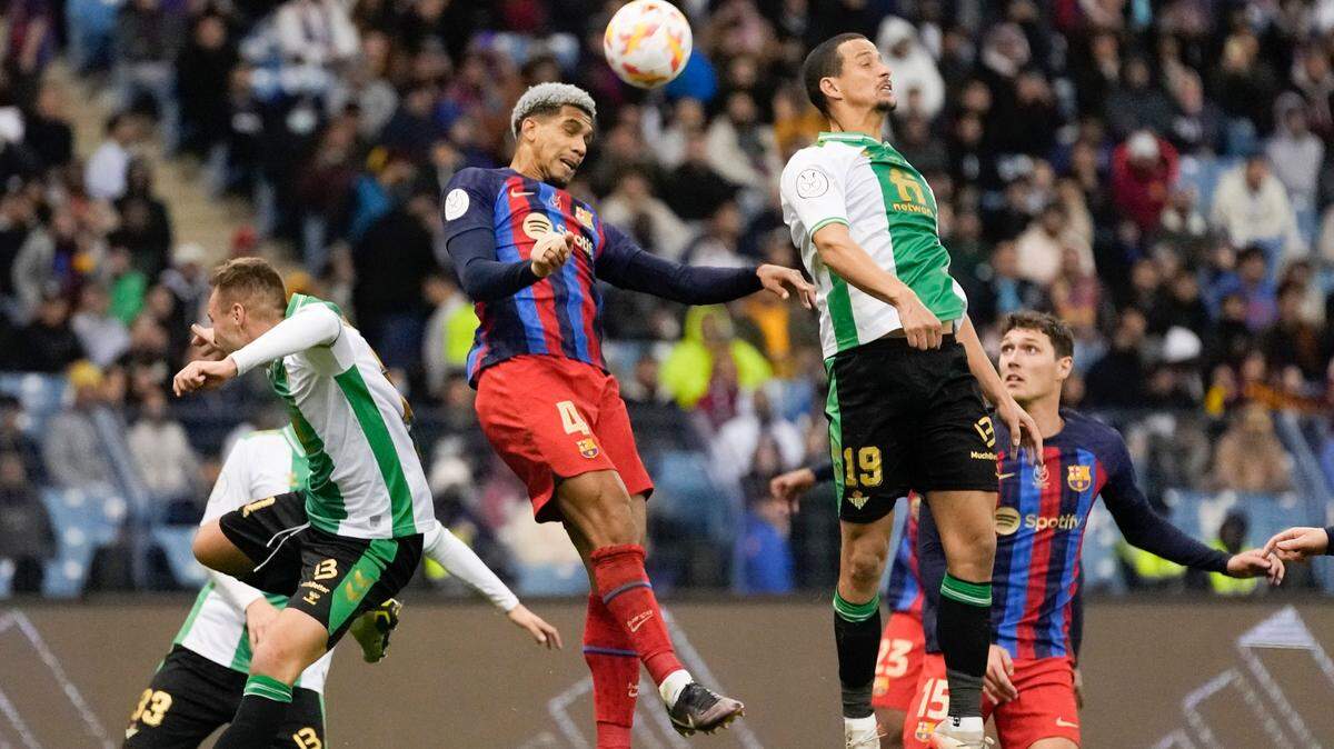Los jugaodres de Barcelona Ronald Araújo (izq.) y Luiz Felipe luchan por la pelota en el partido de semifinal de la Supercopa de España, celebrado el 12 de enero de 2023 en Riyadh, Arabia Saudí.