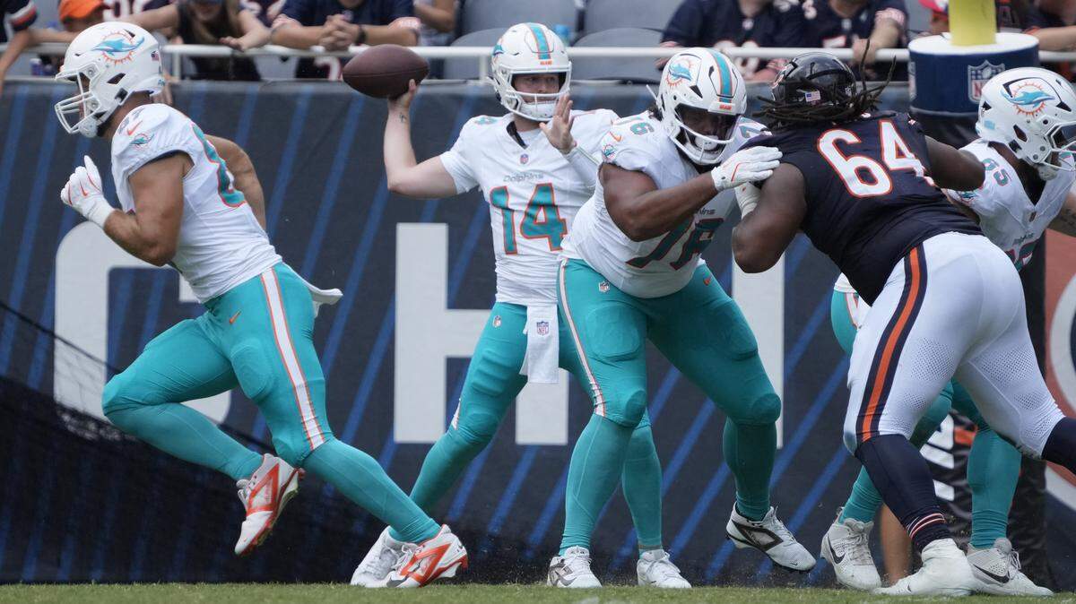 El quarterback novato de los Dolphins Quinn Ewers (#14) pasa el ovoide en el partido de pretemporada ante los Bears, celebrado el 10 de agosto de 2025 en Chicago.