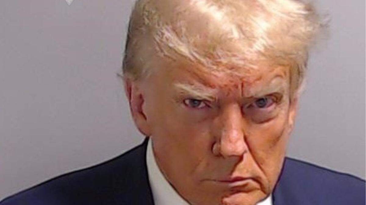 Esta foto proporcionada por el Departamento de Policía del Condado Fulton muestra al expresidente Donald Trump después de que se entregó a las autoridades y fue fichado, el 24 de agosto de 2023.