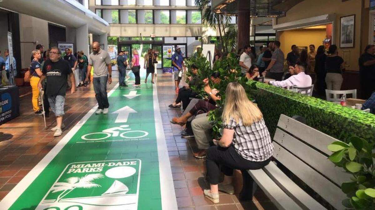  En el mismo Centro de Gobierno Stephen P. Clark, ubicado en el 111 NW y la Calle 1, se ha recreado un parque emergente para los que quieren alejarse de la jungla urbana de Miami.