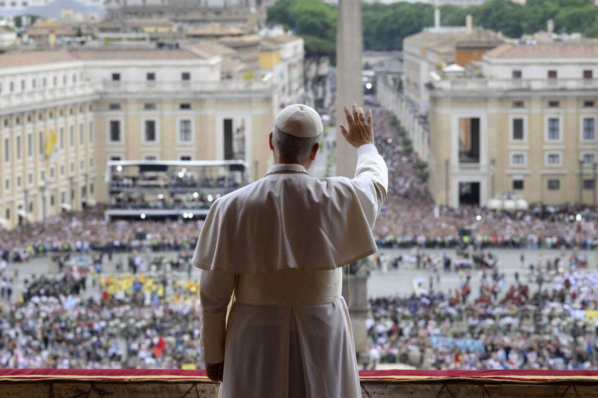 El Papa León XIV aparece en el balcón de la basílica de San Pedro para su primer discurso del Regina Coeli, el domingo, el 11 de mayo de 2025, en la Ciudad del Vaticano. Dirigiéndose a los fieles reunidos en la Plaza de San Pedro y a otros innumerables que lo seguían desde todo el mundo, lanzó un llamamiento a la paz en el mundo.