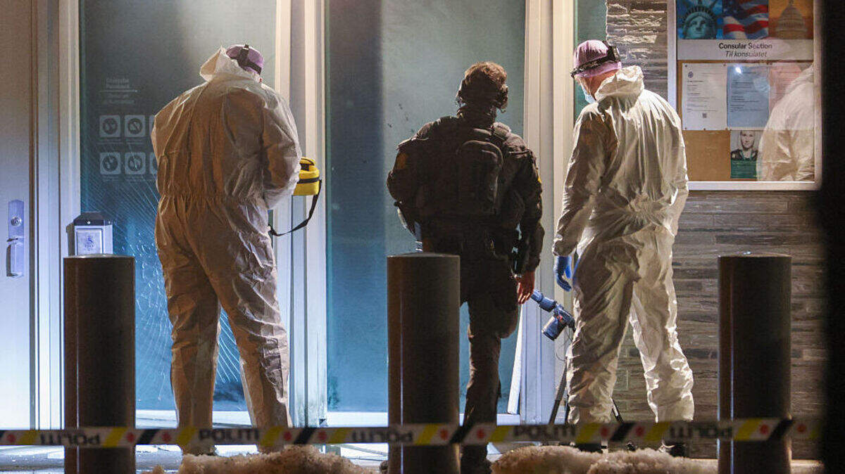 Expertos forenses y un oficial de policía se encuentran frente a la entrada de la embajada de Estados Unidos después de que se reportara un fuerte estallido durante la noche sin que se reportaran heridos en Oslo, Noruega, el domingo 8 de marzo de 2026.