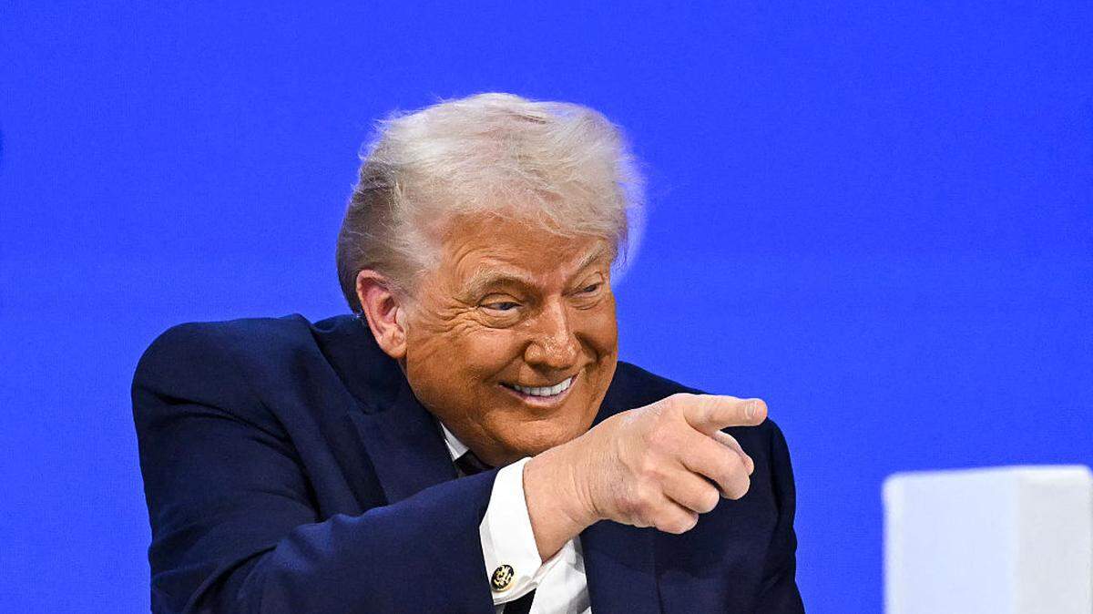 El presidente de Estados Unidos, Donald Trump, señala a alguien en la audiencia durante la reunión para formalizar la Junta de Paz, el jueves 22 de enero de 2026, en Davos, Suiza.