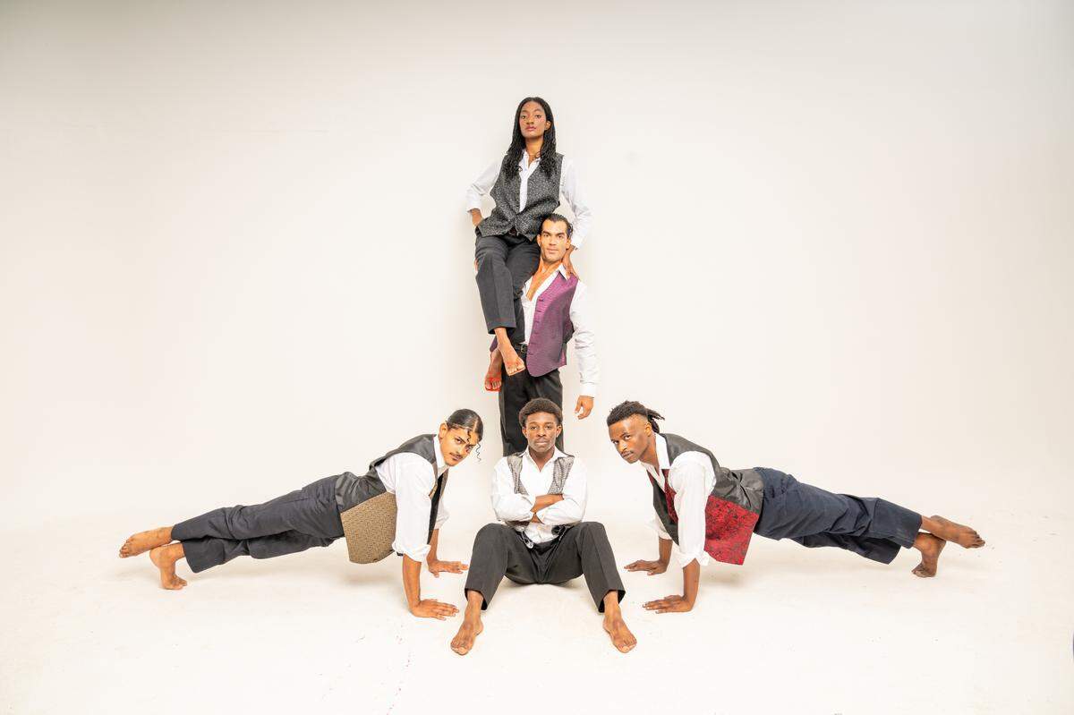 Bailarines (en el suelo) Carlos Realegeno, Armand Young y Clinton Harris; (de pie) Camilo Toro y Sierra Taylor en “Ascension”, coreografía de Peter London.
