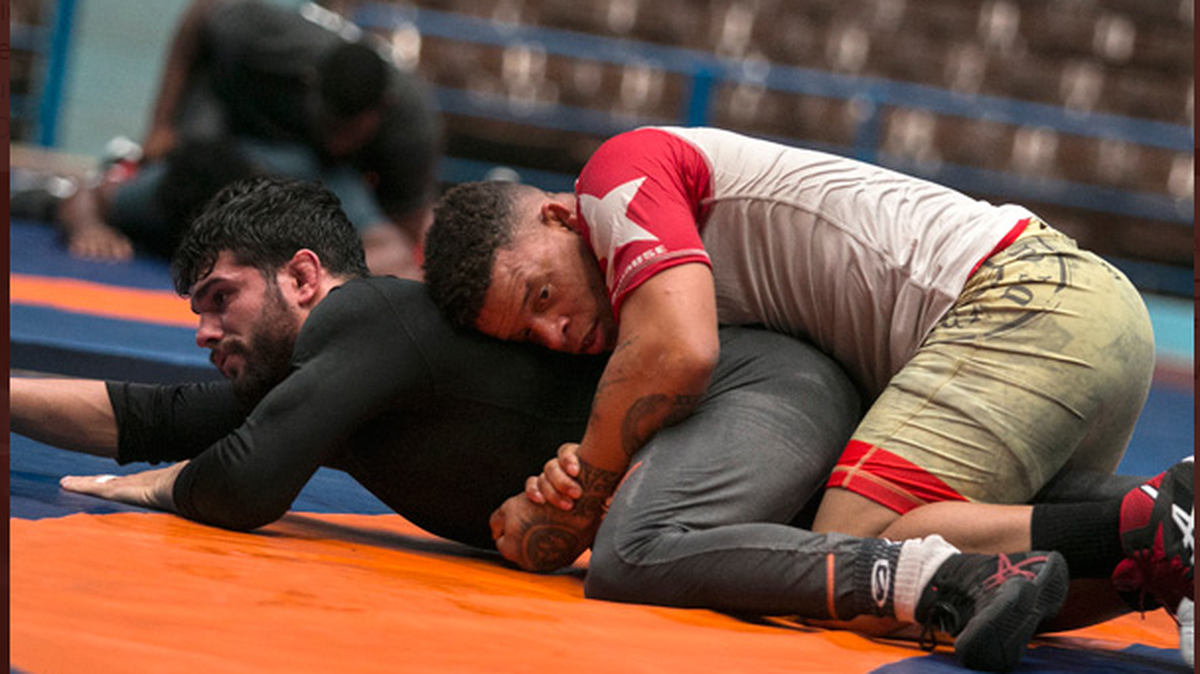 Deportistas del equipo cubano de lucha grecorromana entrenan en La Habana con vistas a los Juegos de Tokio.