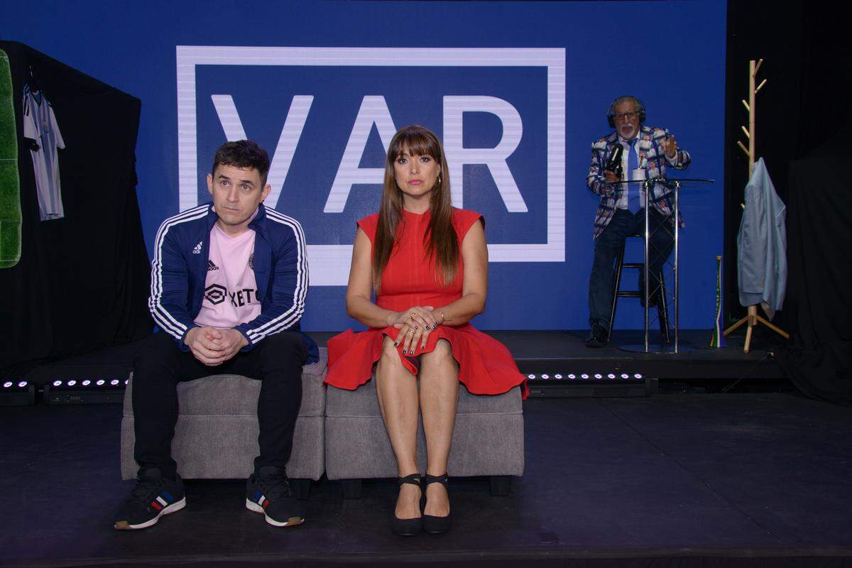 La comedia “Mi novio me engaña con Messi” se narra como un partido de fútbol, incluido el VAR. Actúan Bruno Gatti, Andrea Estévez y el relator Fernando Fiore (al fondo).