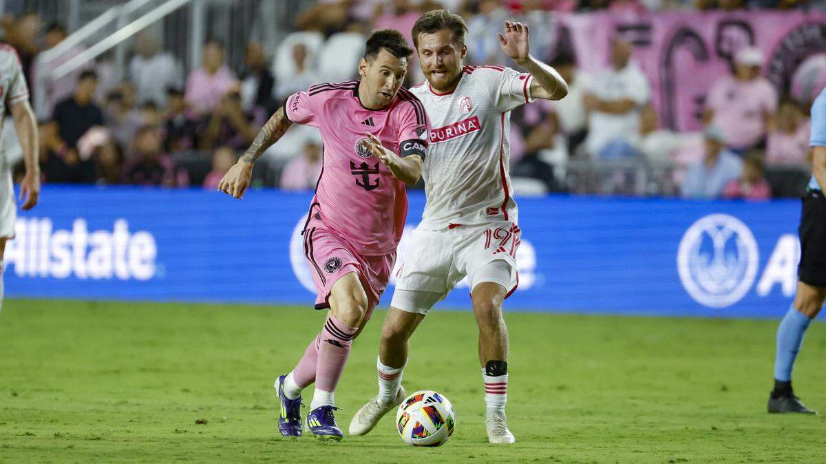 El delantero del Inter Miami Lionel Messi (izq.) controla la pelota ante la marca de Indiana Vassilev, del St Louis City, en el partido celebrado el 1ro de junio de 2024 en el Chase Stadium en Fort Lauderdale, Florida.