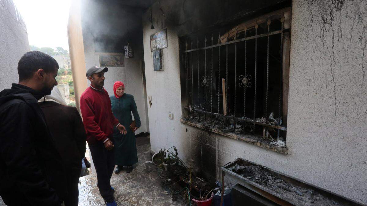 Varios residentes inspeccionan un edificio dañado por una acción del ejército israelí, en la ciudad de Jenin, en Cisjordania, el miércoles 13 de diciembre de 2023.