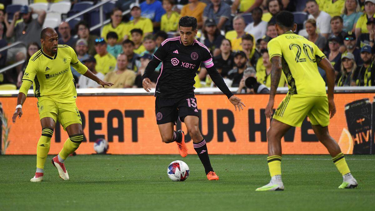 El jugador del Inter Miami Víctor Ulloa conduce la pelota ante la defensa de Nashville SC, en el partido celebrado el 17 de mayo de 2023 en Nashville, Tennesse.