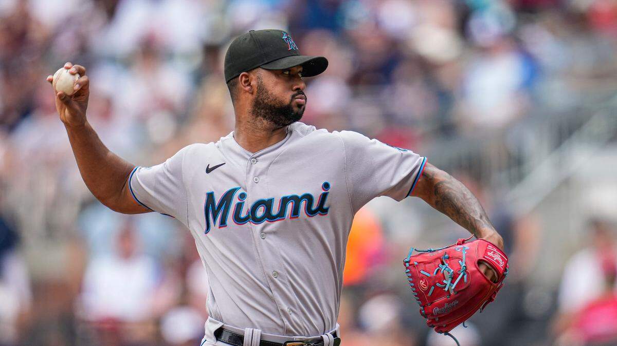 El abridor de los Marlins Sandy Alcántara lanzó cinco entradas y permitió cuatro carreras a la tanda de los Bravos, en el partido celebrado el 2 de julio de 2023 en Atlanta.