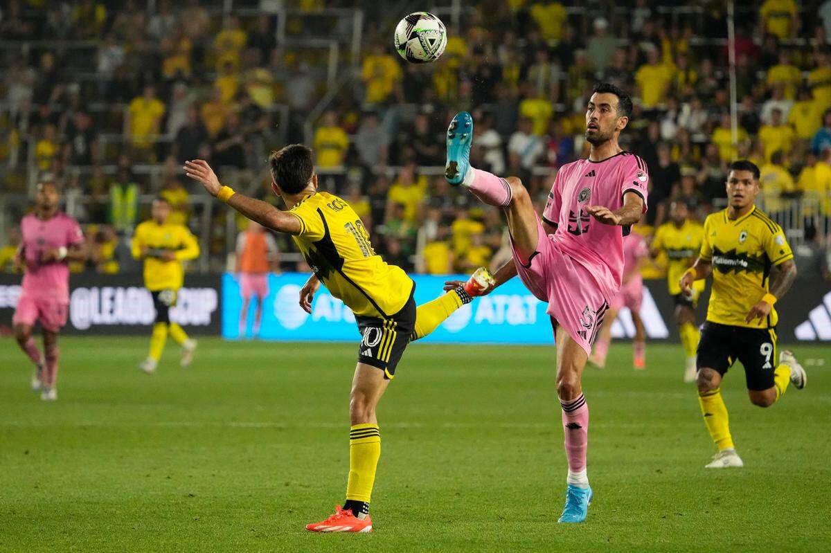 El jugador del Inter Miami Sergio Busquets (der.) disputa el balón con Diego Rossi, de Columbus Crew, en el partido de octavos de final de la Leagues Cup, celebrado el 13 de agosto de 2024 en Ohio.