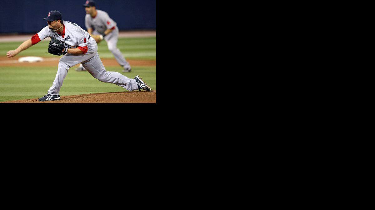 EL LANZADOR de los Medias 
Rojas de Boston Josh 
Beckett realiza un envío en la 
victoria 3-1 sobre los Mellizos 
de Minnesota, celebrado en 
el estadio Metrodome de 
Minneapolis. El derecho 
ponchó a ocho bateadores y 
toleró tres hits.