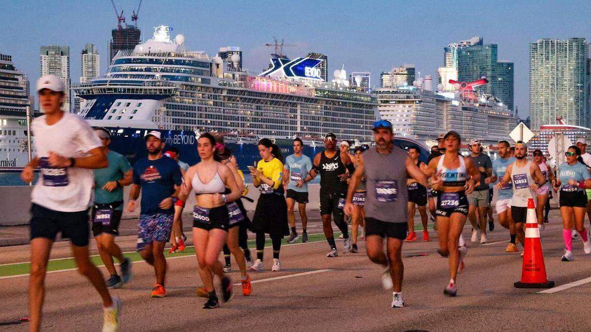 Corredores avanzan en dirección este por el MacArthur Causeway, pasando junto a cruceros atracados durante el Maratón y Medio Maratón Life Time Miami, el domingo 25 de enero de 2026, en Miami, Florida. Carl Juste – cjuste@miamiherald.com