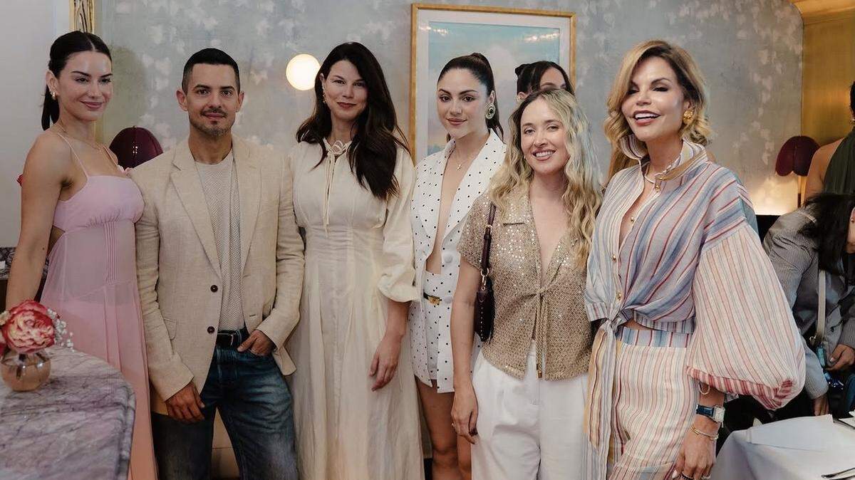 Sebastián Díez, presidente de Inexmoda, y varias invitadas al lanzamiento.