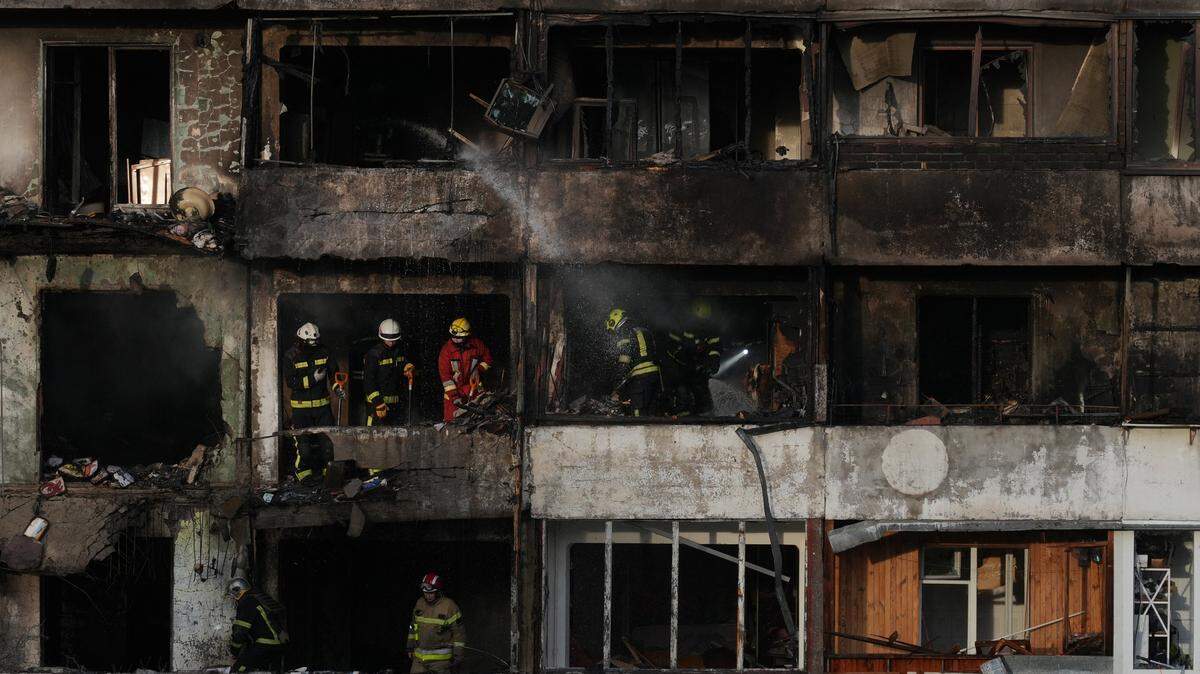 TOPSHOT - Ukrainian rescuers work in the damaged residential building following Russian missiles and drones strikes in Kyiv on November 25, 2025, amid Russian invasion in Ukraine. Russia rained missiles and drones on Kyiv overnight, killing six people, as frantic diplomatic efforts over a draft US plan to end the war intensified. (Photo by OLEKSII FILIPPOV / AFP via Getty Images)