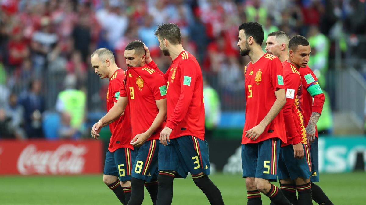 Gerard Pique (#3) camina con otros jugadores de la selección española luego de la derrota ante Rusia por penales, el 1ro de julio de 2018 en Moscú, Rusia.