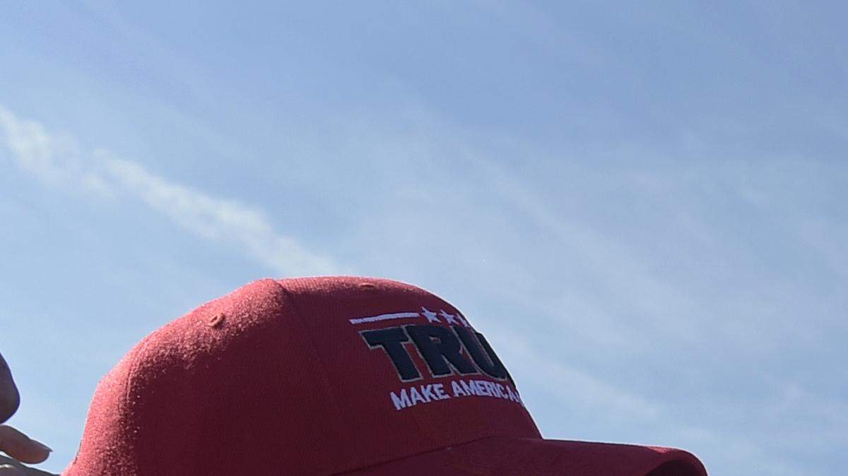 El presidente Donald Trump saluda a la gente tras su llegada al aeropuerto internacional de Palm Beach en West Palm Beach, Florida, el viernes 17 de febrero de 2017. 