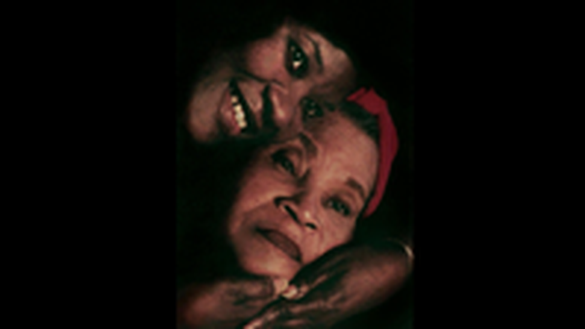 La escritoria, Bea Hines y su madre, Ida Belle Johnson.