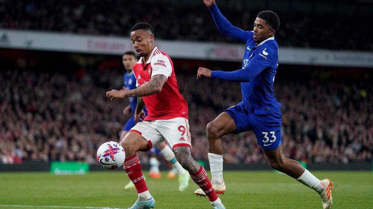 Arsenal frenó una racha de cuatro partidos sin ganar al desmantelar el martes 3-1 a un inoperante Chelsea y recuperó transitoriamente el liderato de la Liga Premier.