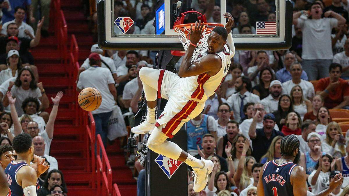 El jugador del Heat Bam Adebayo clava la pelota en el partido ante los 76ers de Filadelfia, celebrado el 4 de mayo de 2022 en Miami.