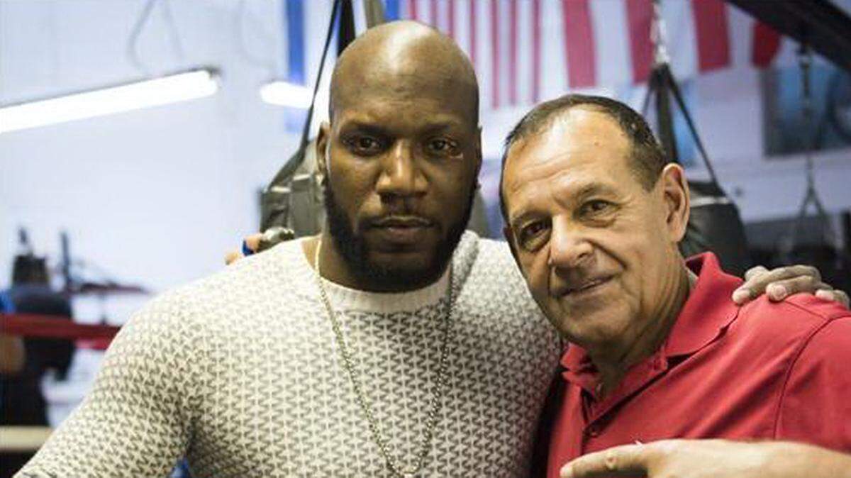 EL BOXEADOR cubano Yunieski González y el entrenador cubano Pedro Roque posan para una foto el 13 de diciembre de 2017.