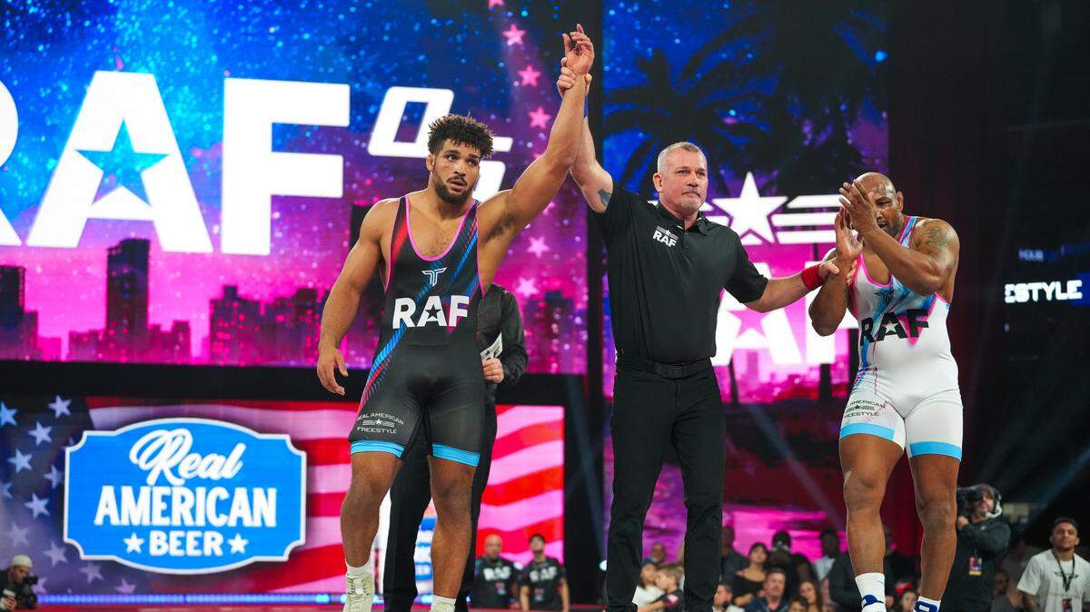 El cubano Yoel Romero (der.) fue superado por el joven prospecto estadounidense Stephen Buchanan, en una noche que volvió a colocar su nombre en el centro de la lucha competitiva.