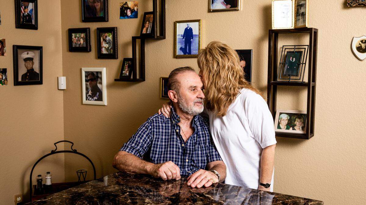 Lawrence Sedita, de 74 años, y su esposa Tracey Hilts-Sedita, en su casa en Las Vegas. El índice de la gente de 65 años en adelante que se declara en bancarrota es tres veces mayor de lo que era en 1991.