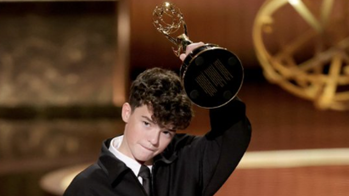 El actor británico Owen Cooper se convirtió este domingo en el actor más joven en recoger un premio Emmy tras ganar el galardón a mejor intérprete de reparto por el drama psicológico “Adolescence”.