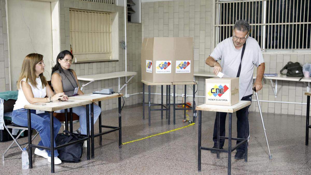 Un hombre emite su voto en las elecciones presidenciales en Caracas, Venezuela, el 28 de julio de 2024.
